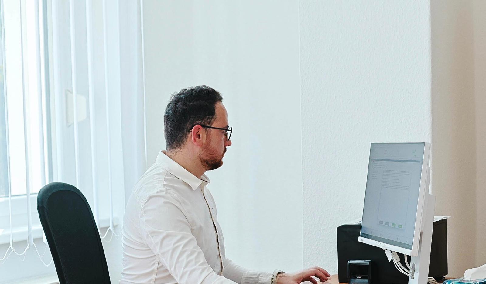 Dr. med. Kanan Hasanov bei der Arbeit in der Praxis